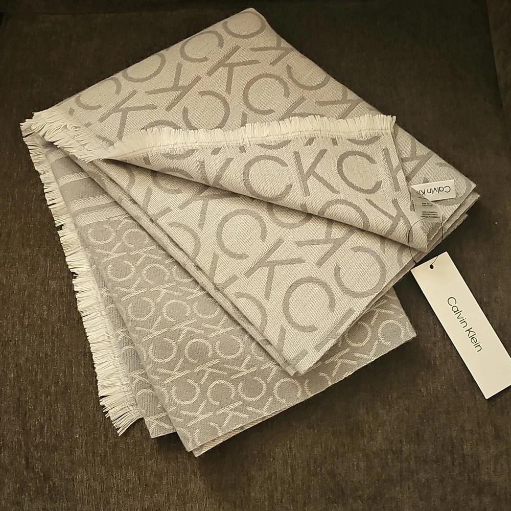 Calvin Klein Elegant Gray Patterned Scarf